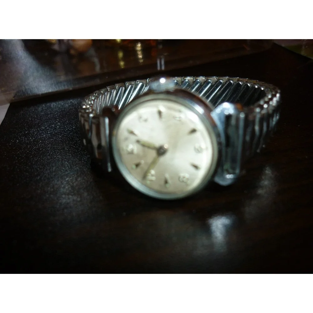 Vintage Timex Womens Silver Tone Round Face Watch Stainless Expansion Band